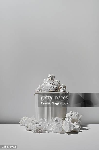 trash can and paper trash on white background - corbeille à papier photos et images de collection