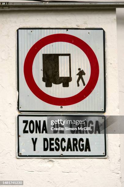 Loading In Spanish 9,125 Traffic Signs In Spanish Stock Photos, High-Res Pictures, and ...
