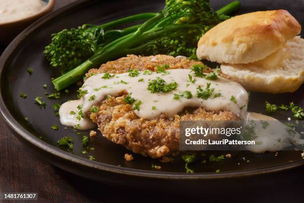 chicken fried steak - gefrituurde kip stockfoto's en -beelden