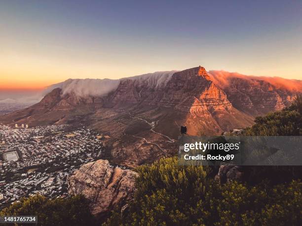 schöner tafelberg mit tischdecke bei sonnenuntergang, kapstadt - table mountain stock-fotos und bilder