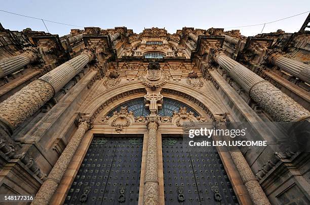 main door of cathedral, santiago de compostela - lisa kirk fotografías e imágenes de stock