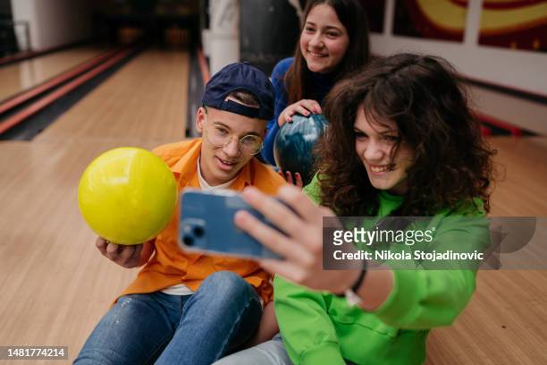 selfie auf der bowlingbahn - family bowling stock-fotos und bilder