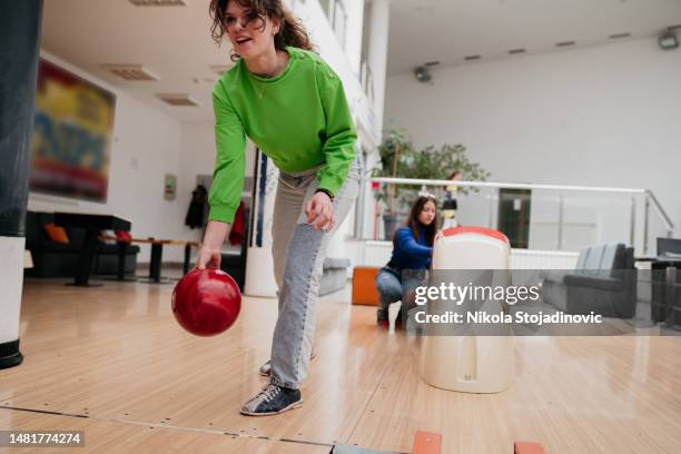 children bowling - bowling party stockfoto's en -beelden