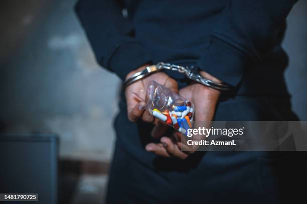 male lawbreaker caught while selling drugs in the city - restraining device stockfoto's en -beelden