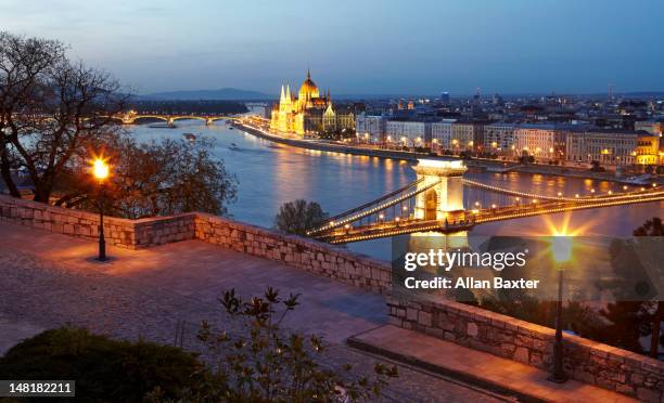 orszaghaz and chain bridge at dusk - danube river fotografías e imágenes de stock