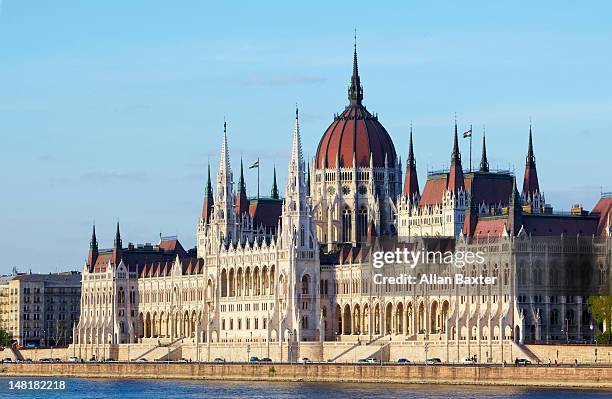 orszaghaz parliamentary building at sunset - donautal stock-fotos und bilder