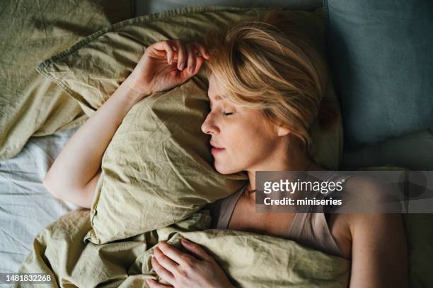 vista superiore della donna che dorme nel letto - donna che dorme foto e immagini stock