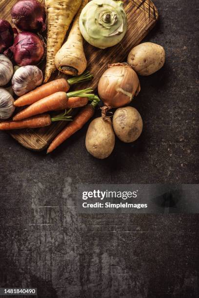 a mixture of fresh vegetables on a cutting board - top of view. - fall harvest stock-fotos und bilder