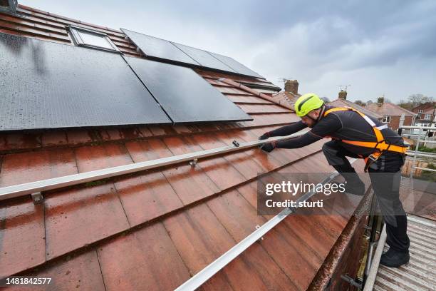 installateur de panneaux solaires - toit-en-tuiles photos et images de collection