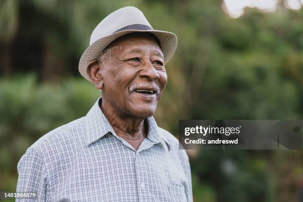 portrait d'un homme senior - chapeau noir photos et images de collection