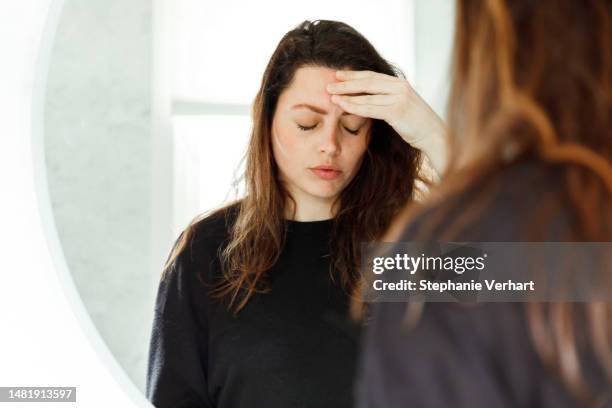 tir d’une jeune femme souffrant d’un mal de tête. - lying photos et images de collection