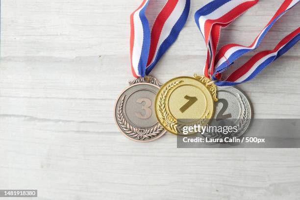 first place throphy against white background,romania - medal stockfoto's en -beelden