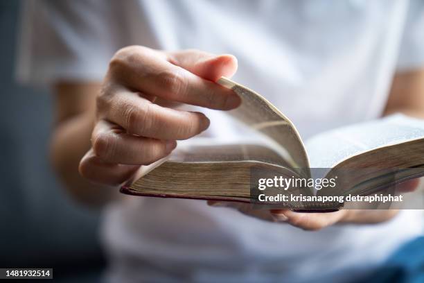 women reading bible. - religious text fotografías e imágenes de stock