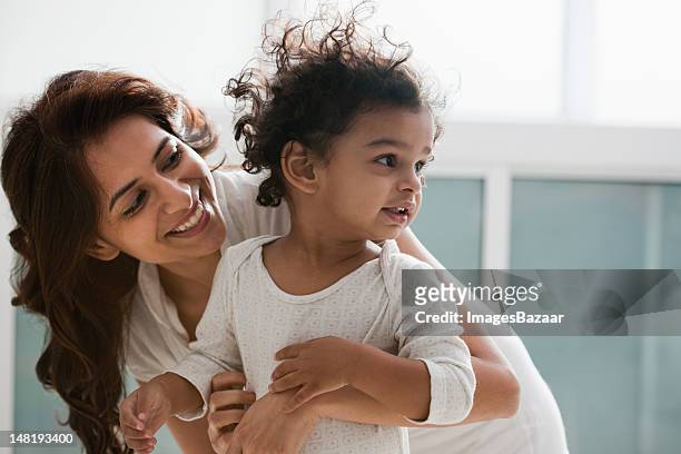 mother with daughter (2-3) - indian subcontinent ethnicity stockfoto's en -beelden