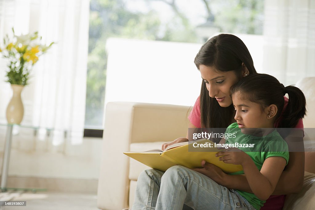 Mère lire un livre avec sa fille (6-7)