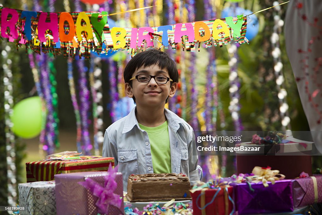 Indischen Jungen (6 – 7) Lächeln während Geburtstag party