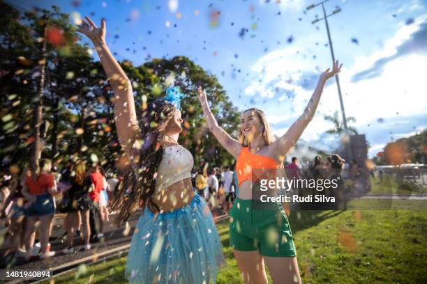 brasilianischer straßenkarneval - karneval feier stock-fotos und bilder