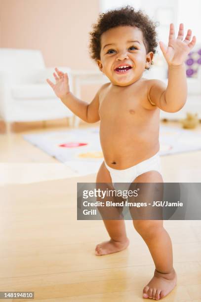 black baby girl learning to walk - black baby 個照片及圖片檔