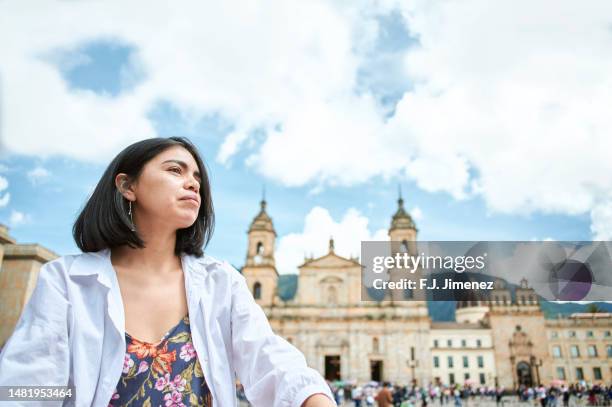 south american woman in bolivar square in bogota - bolivar square bogota stockfoto's en -beelden