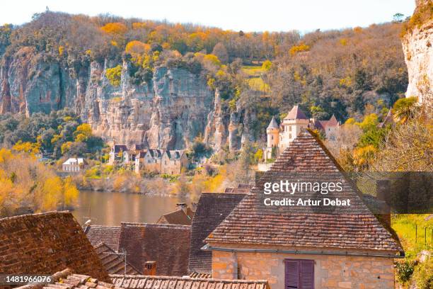 picturesque town in the south of france with castle and river in the perigord region. - périgord photos et images de collection