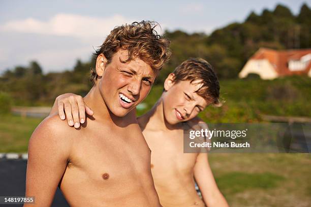 Boys With No Shirts Photos Et Images De Collection Getty Images boys-with-no-shirts-photos-et-images-de-collection-getty-images