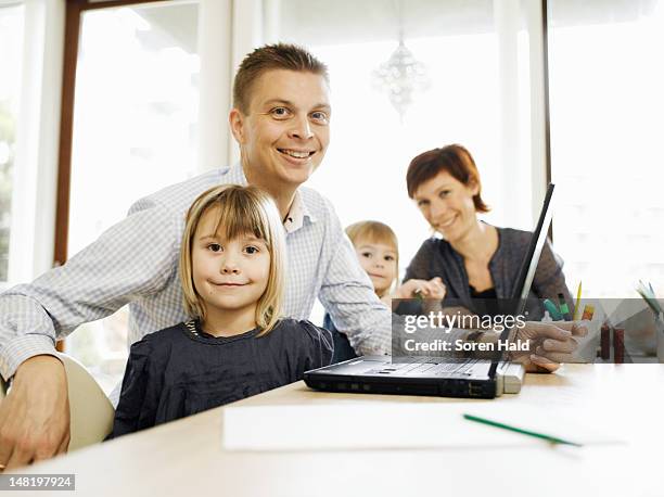 father and daughter using laptop - couple school stockfoto's en -beelden