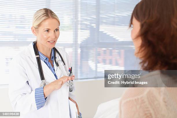Doctor And Patient Talking In Office, Foto de stock