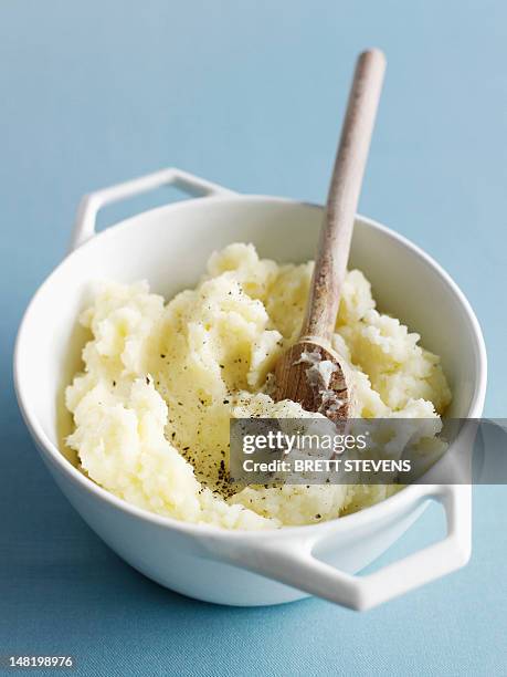 close up of bowl of mashed potatoes - mashed potatoes stock-fotos und bilder