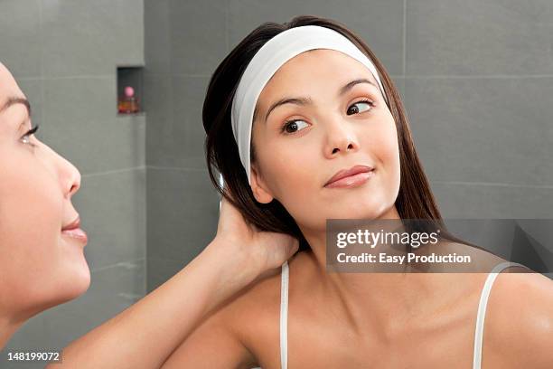 woman examining her hair in mirror - headband 個照片及圖片檔