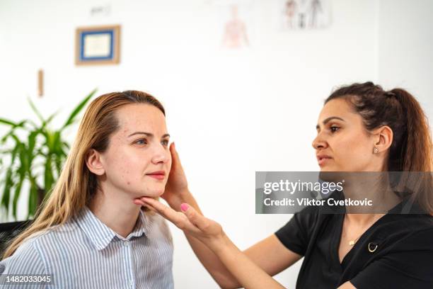 kosmetologe bereitet patienten auf gesichtsbehandlungen vor - dermatologe stock-fotos und bilder