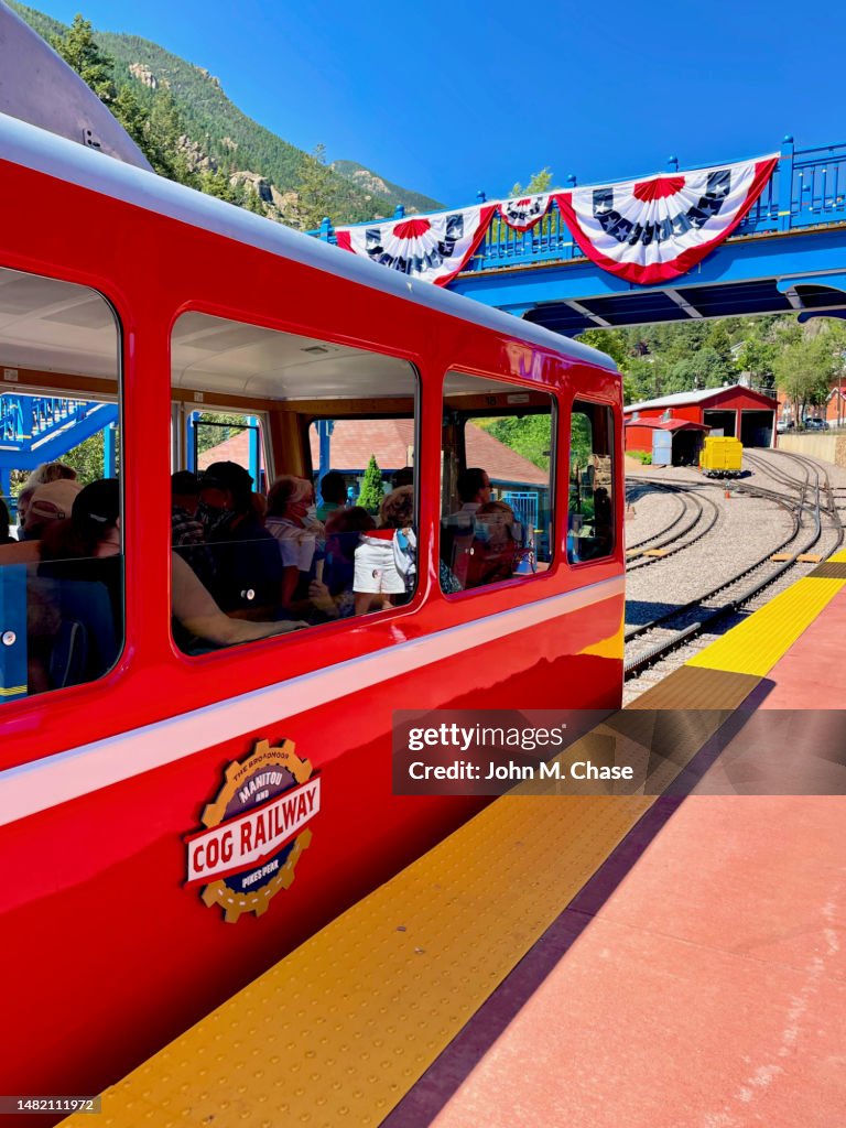 Passageiros da Cog Railway se preparam para partir da estação, Manitou Springs, Colorado (EUA)