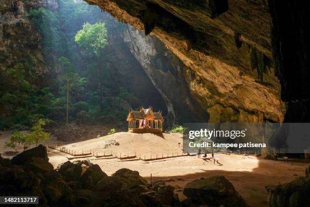 pavillon in phraya nakorn cave nearby hua hin , thailand . national park khao sam roi yot - hua hin thailand - fotografias e filmes do acervo