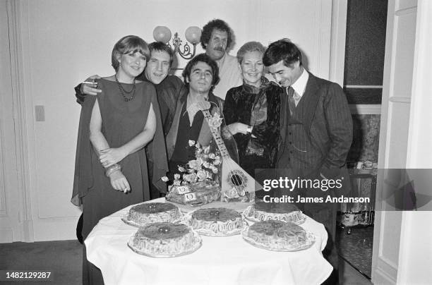 Marina Vlady celebrates her birthday with her husband and some friends. From left to right : Marina Vlady, Vladimir Vysotsky, Claude Nougaro, Mort...