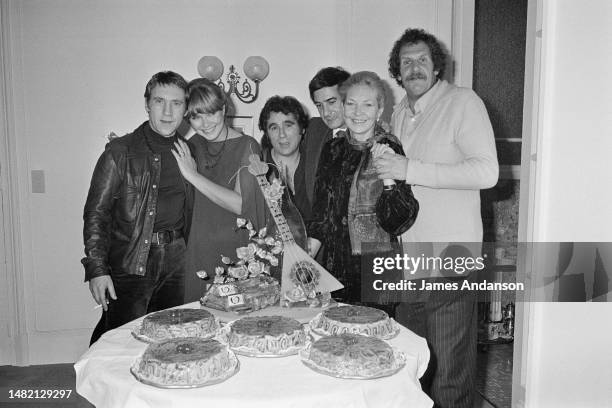 Marina Vlady celebrates her birthday with her husband and some friends. From left to right : Vladimir Vysotsky, Marina Vlady, Claude Nougaro,...