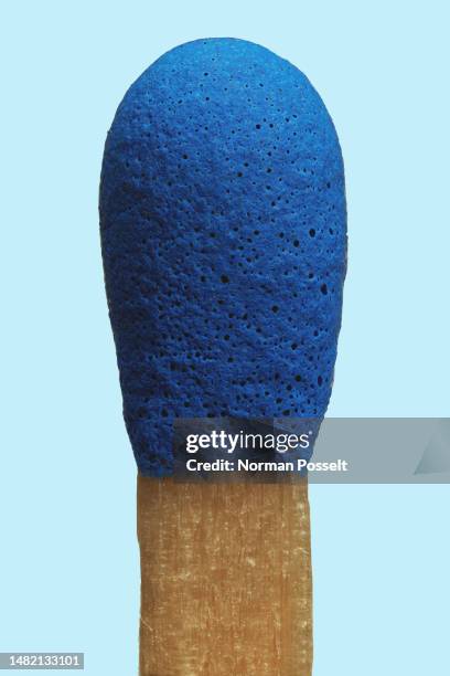 close up blue matchstick on blue background - streichhölzer stock-fotos und bilder
