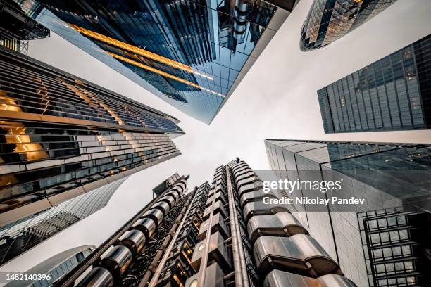 blick direkt auf die skyline des finanzviertels im zentrum londons - kreatives stockbild - zenith building stock-fotos und bilder