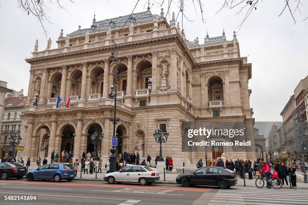 the renewed hungarian state opera house from outside - the street (main) facade - hungarian state opera house budapest stock-fotos und bilder