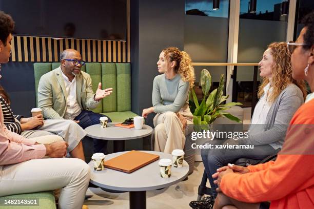 manager updating project team during coffee break - bedrijfscultuur stockfoto's en -beelden
