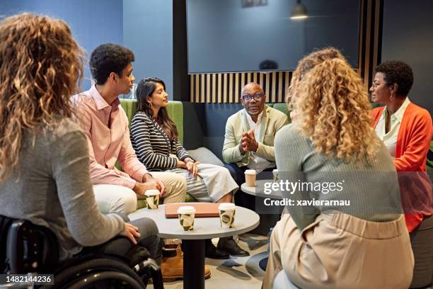 reunión informal de negocios en una oficina moderna - integración social fotografías e imágenes de stock