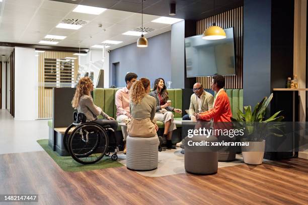 réunion de l’équipe d’affaires dans un coin salon de bureau moderne - inclusion sociale photos et images de collection