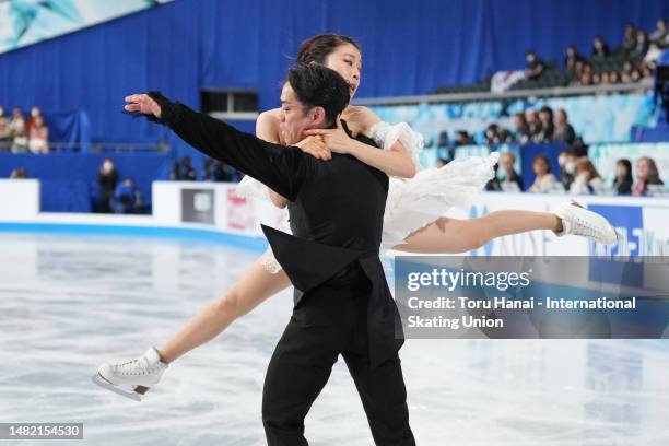 Kana Muramoto and Daisuke Takahashi of Japan compete in the Ice Dance Free Dance during the World Team Trophy at Tokyo Metropolitan Gymnasium on...