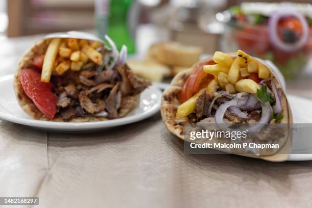 pork gyros, greek food - griekse gerechten stockfoto's en -beelden
