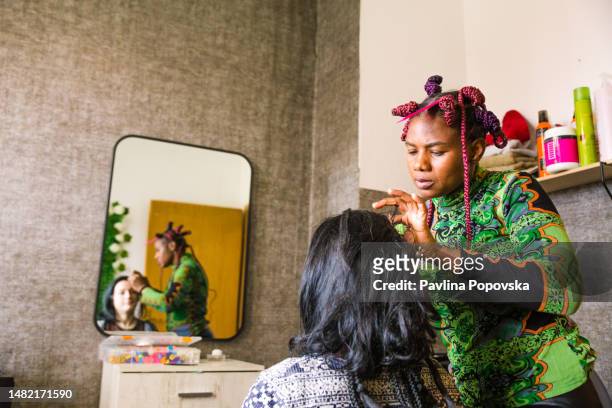 hairsalon, introducing tradition - hairdressers black woman stockfoto's en -beelden