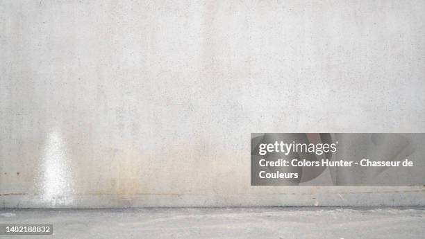 empty concrete wall and floor of a building under construction in montreal, quebec, canada - wall foto e immagini stock