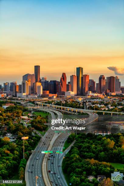 downtown houston at sunset - houston skyline stockfoto's en -beelden