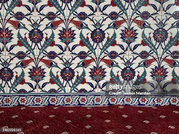 floral wall decoration inside mosque - arabesque position ストックフォトと画像