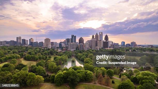 iconic view of atlanta skyline over piedmont park - atlanta georgia cityscape stockfoto's en -beelden