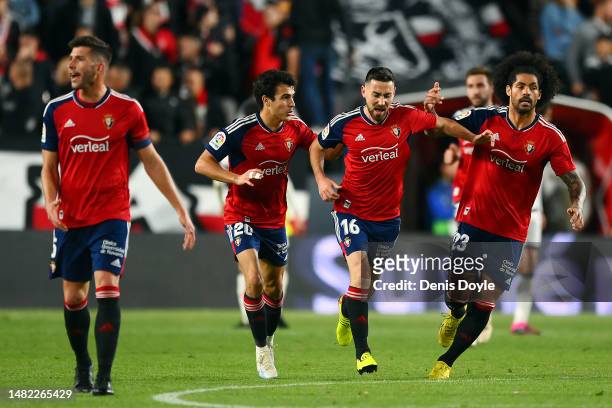 Moi Gomez of CA Osasuna celebrates with team mates after scoring their first goal during the LaLiga Santander match between Rayo Vallecano and CA...