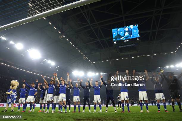 The players of Schalke celebrate victory after the Bundesliga match between FC Schalke 04 and Hertha BSC at Veltins-Arena on April 14, 2023 in...