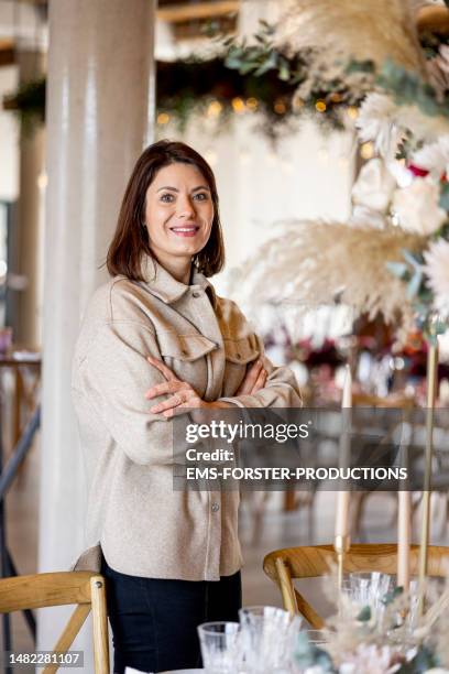 portrait of a successful wedding planner woman. - organizador de eventos fotografías e imágenes de stock